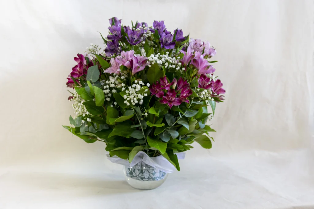 Alstroemerias y Gypsophila en pecera